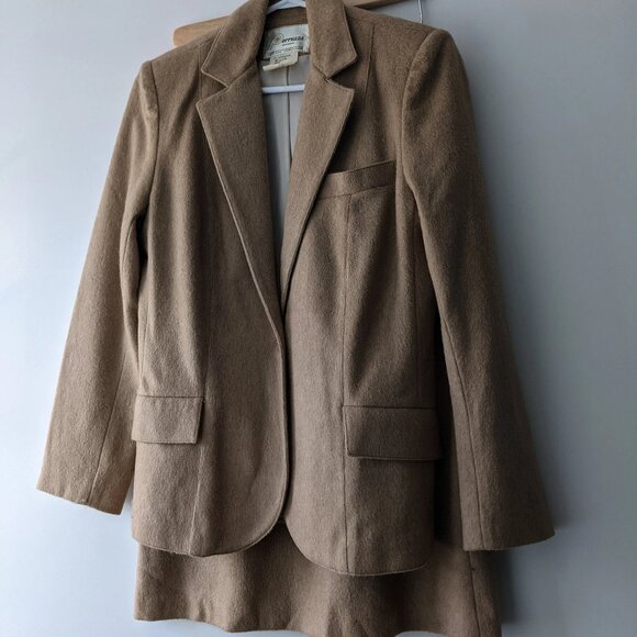Perruzza Sportswear Wool Camel Nylon Blend Skirt Suit Beige VINTAGE Size 10 - Picture 1 of 4
